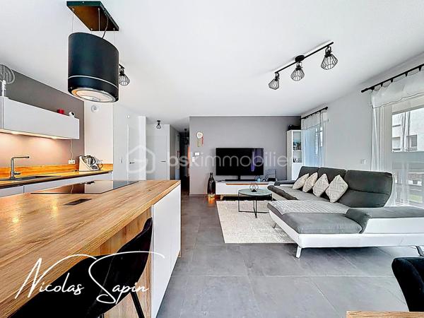 Varces Allières et Risset avec Nicolas SAPIN(ei) APPARTEMENT PLUS GARAGE PLUS PLACE DE PARKING
Venez poser vos valises dans ce bel appartement de plus de 90m2 en rez de jardin idéalement située à proximité des écoles, collège et commodités à pied! 
Vous saurez apprécier sa belle pièce de vie avec cuisine ouverte, entièrement équipée donnant accès à un jardin privatif de plus de 170m2!
Le coin nuit se compose de 3 belles chambres avec placards, une salle de bain et toilette séparé.
Pour votre confort: Climatisation réversible, volets électriques, garage avec accès direct dans l'appartement, accès PMR.
Un très bon compromis entre un appartement et une maison au centre de Varces!