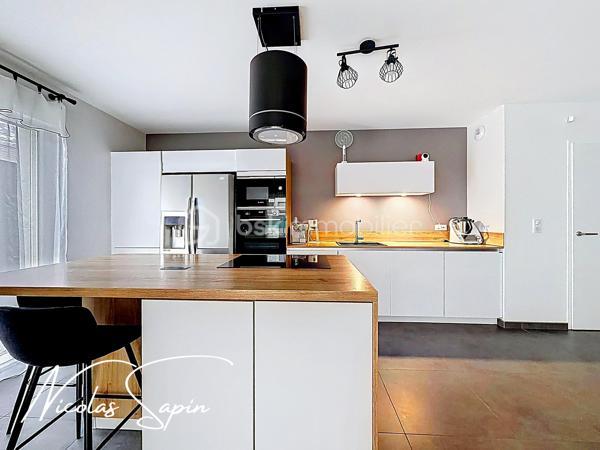 Varces Allières et Risset avec Nicolas SAPIN(ei) APPARTEMENT PLUS GARAGE PLUS PLACE DE PARKING
Venez poser vos valises dans ce bel appartement de plus de 90m2 en rez de jardin idéalement située à proximité des écoles, collège et commodités à pied! 
Vous saurez apprécier sa belle pièce de vie avec cuisine ouverte, entièrement équipée donnant accès à un jardin privatif de plus de 170m2!
Le coin nuit se compose de 3 belles chambres avec placards, une salle de bain et toilette séparé.
Pour votre confort: Climatisation réversible, volets électriques, garage avec accès direct dans l'appartement, accès PMR.
Un très bon compromis entre un appartement et une maison au centre de Varces!