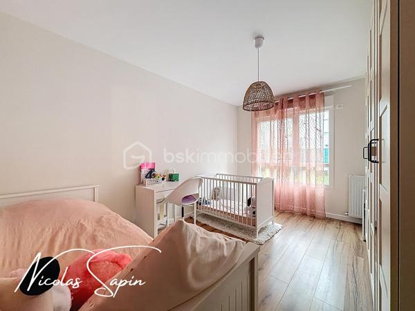 Varces Allières et Risset avec Nicolas SAPIN(ei) APPARTEMENT PLUS GARAGE PLUS PLACE DE PARKING
Venez poser vos valises dans ce bel appartement de plus de 90m2 en rez de jardin idéalement située à proximité des écoles, collège et commodités à pied! 
Vous saurez apprécier sa belle pièce de vie avec cuisine ouverte, entièrement équipée donnant accès à un jardin privatif de plus de 170m2!
Le coin nuit se compose de 3 belles chambres avec placards, une salle de bain et toilette séparé.
Pour votre confort: Climatisation réversible, volets électriques, garage avec accès direct dans l'appartement, accès PMR.
Un très bon compromis entre un appartement et une maison au centre de Varces!