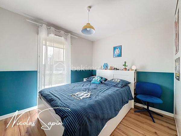 Varces Allières et Risset avec Nicolas SAPIN(ei) APPARTEMENT PLUS GARAGE PLUS PLACE DE PARKING
Venez poser vos valises dans ce bel appartement de plus de 90m2 en rez de jardin idéalement située à proximité des écoles, collège et commodités à pied! 
Vous saurez apprécier sa belle pièce de vie avec cuisine ouverte, entièrement équipée donnant accès à un jardin privatif de plus de 170m2!
Le coin nuit se compose de 3 belles chambres avec placards, une salle de bain et toilette séparé.
Pour votre confort: Climatisation réversible, volets électriques, garage avec accès direct dans l'appartement, accès PMR.
Un très bon compromis entre un appartement et une maison au centre de Varces!
