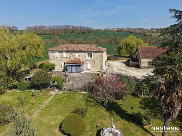 A Vendre Maison en pierre rénovée de sept pièces sur plus de 4 hectares à la campagne