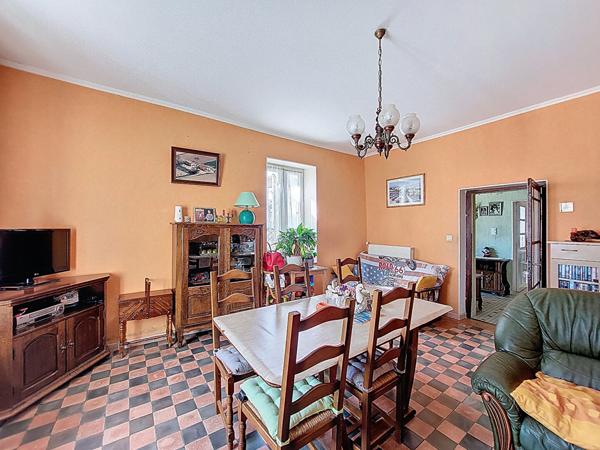 A Vendre Maison en pierre rénovée de sept pièces sur plus de 4 hectares à la campagne