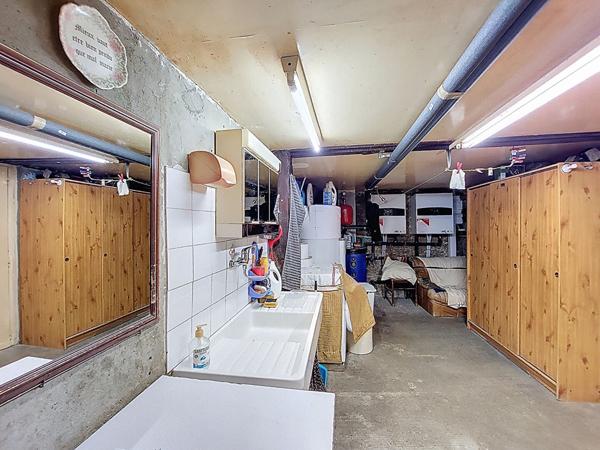 A Vendre Maison en pierre rénovée de sept pièces sur plus de 4 hectares à la campagne