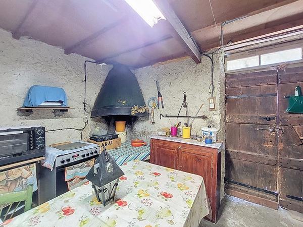 A Vendre Maison en pierre rénovée de sept pièces sur plus de 4 hectares à la campagne