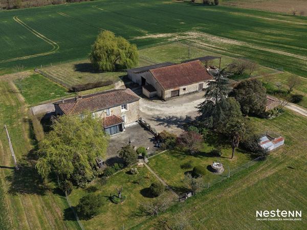 A Vendre Maison en pierre rénovée de sept pièces sur plus de 4 hectares à la campagne