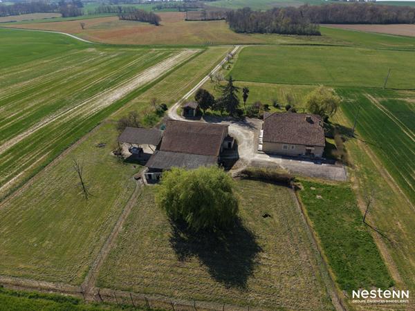 A Vendre Maison en pierre rénovée de sept pièces sur plus de 4 hectares à la campagne