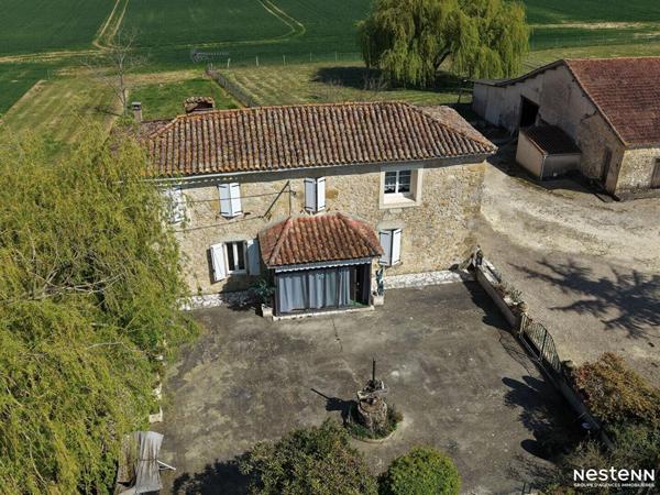 A Vendre Maison en pierre rénovée de sept pièces sur plus de 4 hectares à la campagne