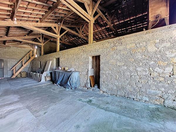 A Vendre Maison en pierre rénovée de sept pièces sur plus de 4 hectares à la campagne