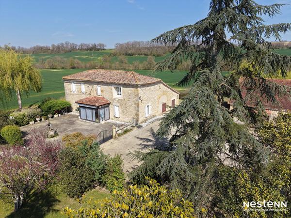 A Vendre Maison en pierre rénovée de sept pièces sur plus de 4 hectares à la campagne
