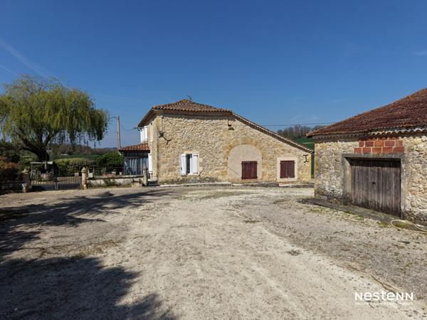 A Vendre Maison en pierre rénovée de sept pièces sur plus de 4 hectares à la campagne