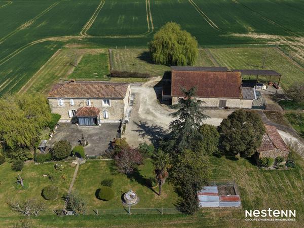 A Vendre Maison en pierre rénovée de sept pièces sur plus de 4 hectares à la campagne