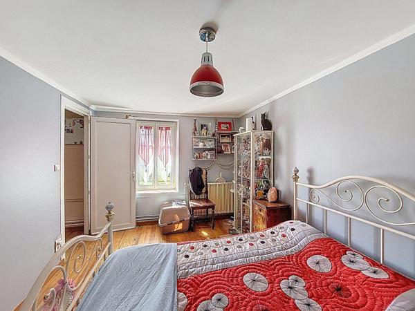 A Vendre Maison en pierre rénovée de sept pièces sur plus de 4 hectares à la campagne