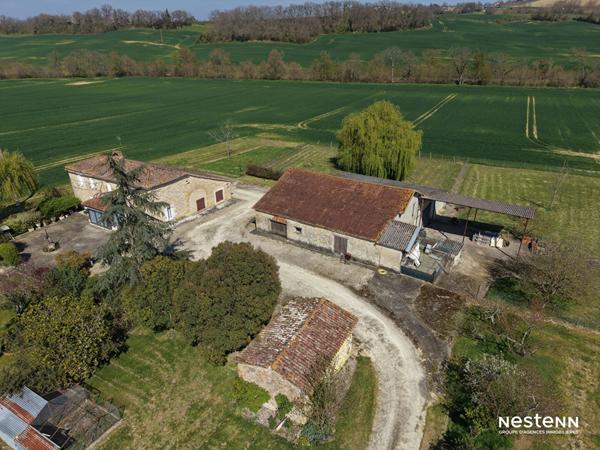 A Vendre Maison en pierre rénovée de sept pièces sur plus de 4 hectares à la campagne