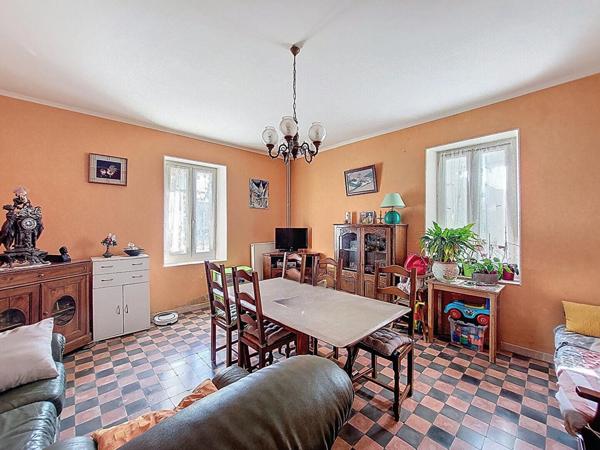 A Vendre Maison en pierre rénovée de sept pièces sur plus de 4 hectares à la campagne