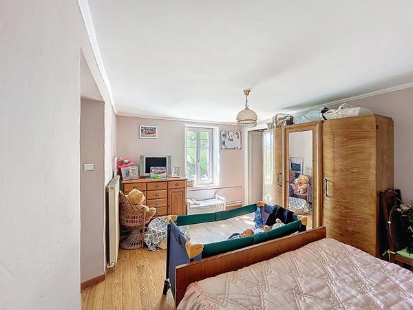 A Vendre Maison en pierre rénovée de sept pièces sur plus de 4 hectares à la campagne