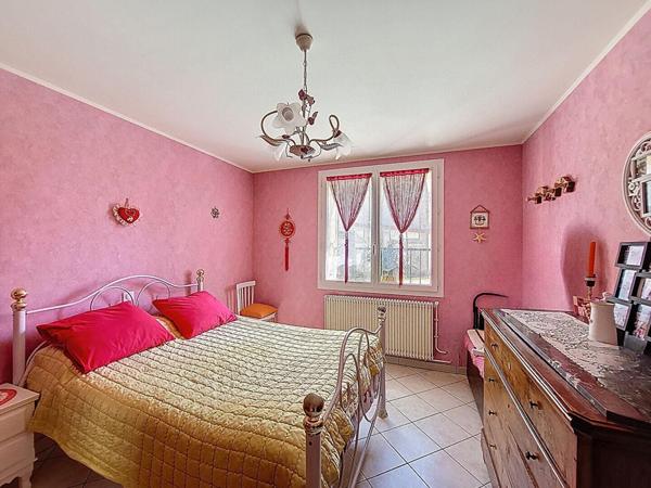 A Vendre Maison en pierre rénovée de sept pièces sur plus de 4 hectares à la campagne