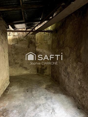 À vendre à Cantebonne , Terrain d'une superficie de 11 ares + Maison 95 M2 avec Garages