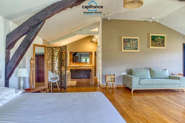 Propriete à vendre 12 pièces, 420m2 + 100m2 habitables sur 18ha de terrain