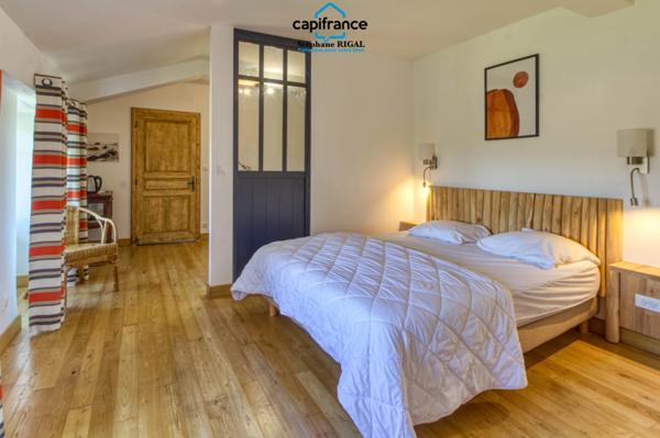 Propriete à vendre 12 pièces, 420m2 + 100m2 habitables sur 18ha de terrain