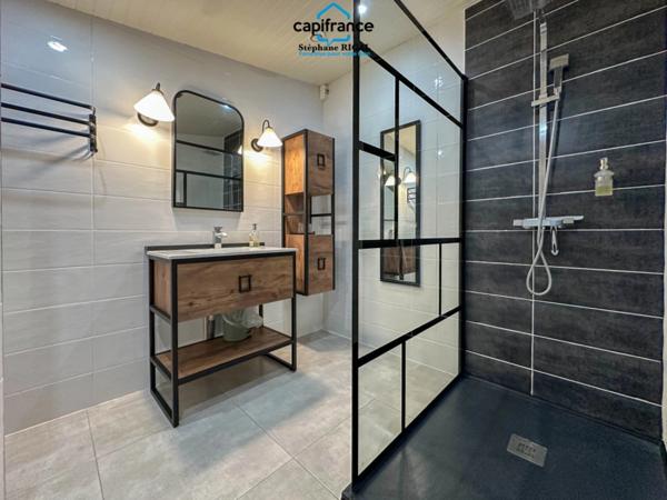 Propriete à vendre 12 pièces, 420m2 + 100m2 habitables sur 18ha de terrain