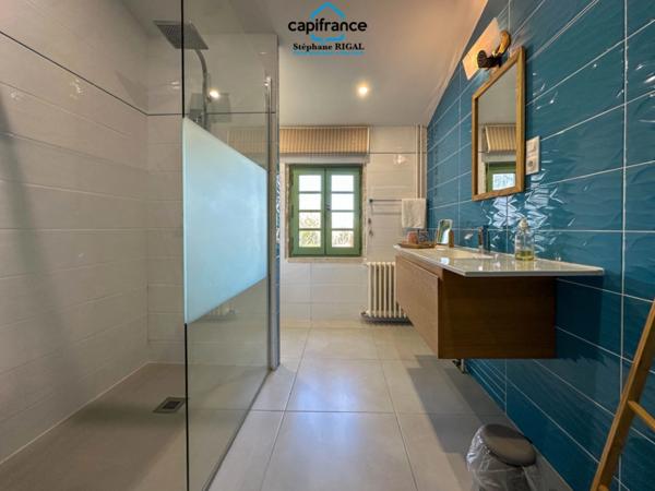 Propriete à vendre 12 pièces, 420m2 + 100m2 habitables sur 18ha de terrain