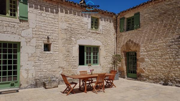 Propriete à vendre 12 pièces, 420m2 + 100m2 habitables sur 18ha de terrain