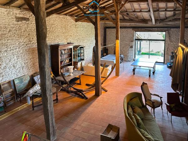 Propriete à vendre 12 pièces, 420m2 + 100m2 habitables sur 18ha de terrain