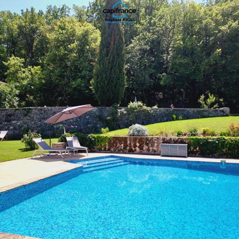 Propriete à vendre 12 pièces, 420m2 + 100m2 habitables sur 18ha de terrain