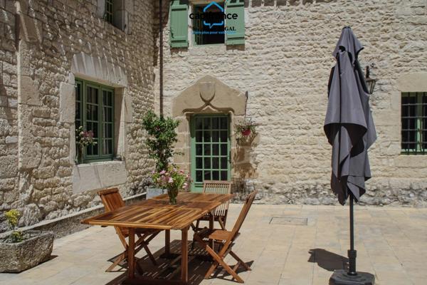 Propriete à vendre 12 pièces, 420m2 + 100m2 habitables sur 18ha de terrain