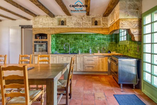 Propriete à vendre 12 pièces, 420m2 + 100m2 habitables sur 18ha de terrain