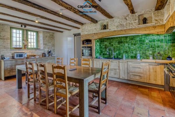 Propriete à vendre 12 pièces, 420m2 + 100m2 habitables sur 18ha de terrain