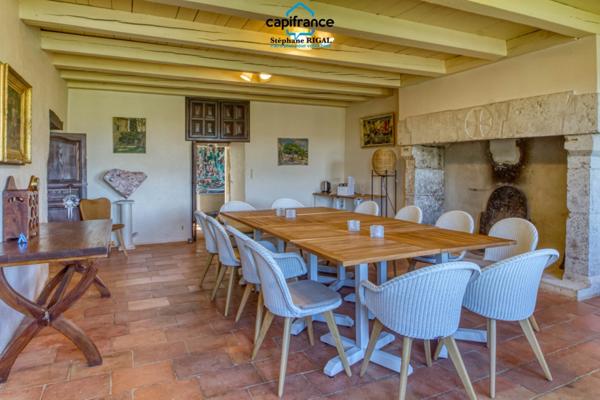 Propriete à vendre 12 pièces, 420m2 + 100m2 habitables sur 18ha de terrain