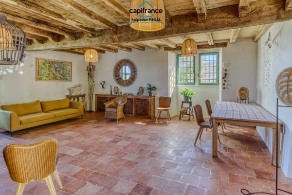 Propriete à vendre 12 pièces, 420m2 + 100m2 habitables sur 18ha de terrain