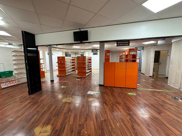 Immeuble : local commercial et appartement