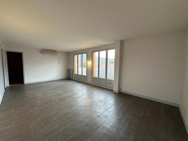 Immeuble : local commercial et appartement