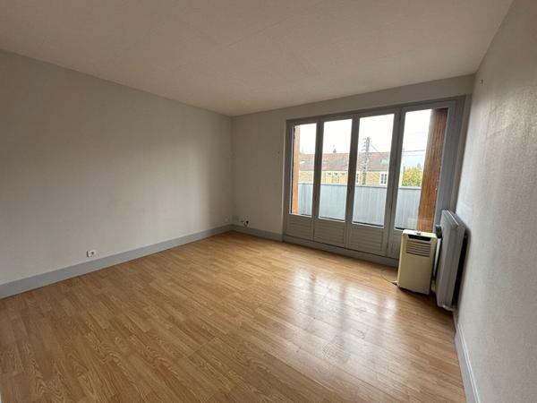 Immeuble : local commercial et appartement