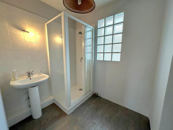 Immeuble : local commercial et appartement