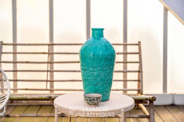 Triplex inversé avec piscine intérieure, terrasse et studio indépendant