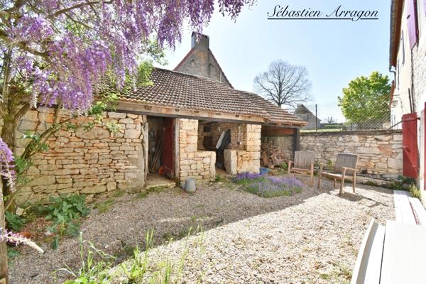 Maison en pierre au cœur d’un village du Lot, entre charme, calme et nature