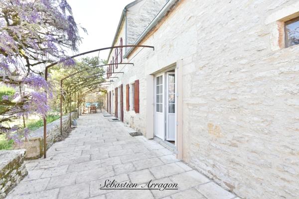 Maison en pierre au cœur d’un village du Lot, entre charme, calme et nature