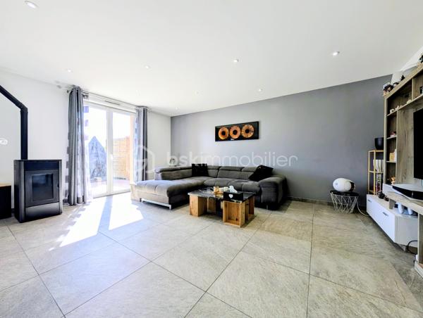 Cette maison mitoyenne de 81 m² a été bâtie en 2002 sur un terrain de 250 m² sur la commune de Rumilly, au sein d’une copropriété sécurisée et parfaitement entretenue, idéalement située à proximité des commodités et
offrant un cadre de vie agréable et fonctionnel.  

☀️ Grâce à son orientation Est, la maison bénéficie d’une agréable luminosité naturelle dès le matin.
🔥❄️ Le confort thermique est assuré par un système de chauffage électrique complété par un poêle à pellets piloté par thermostat ainsi qu’une climatisation réversible, garantissant un confort optimal été comme hiver.
🚗 La maison est accompagnée d'un garage et de trois places de parking 

Elle se compose de la manière suivante :

Au rez-de-chaussée :

✅ Une entrée
✅ Un accès au garage depuis l'intérieur
✅ Un bureau de 8,5 m² pouvant aisément être aménagé en chambre d’appoint, espace de télétravail selon vos besoins
✅Une cuisine ouverte avec ilot
✅ Un espace salon / salle à manger
✅ Un accès à la terrasse et au jardin

A l'étage : 

✅ Deux chambres
✅ Une salle d'eau
✅ Un Wc séparé

💧 Les charges de copropriété incluent également la consommation d’eau, offrant une gestion simplifiée et un meilleur confort au quotidien.

📞 Une opportunité à ne pas manquer ! Contactez-moi dès maintenant si ce bien répond à vos critères