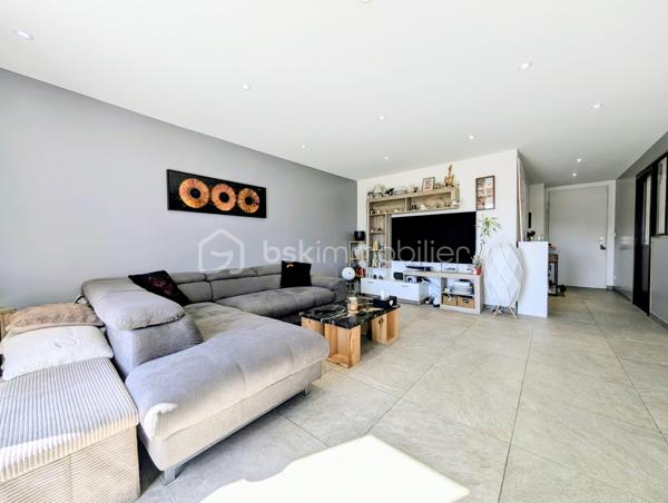 Cette maison mitoyenne de 81 m² a été bâtie en 2002 sur un terrain de 250 m² sur la commune de Rumilly, au sein d’une copropriété sécurisée et parfaitement entretenue, idéalement située à proximité des commodités et
offrant un cadre de vie agréable et fonctionnel.  

☀️ Grâce à son orientation Est, la maison bénéficie d’une agréable luminosité naturelle dès le matin.
🔥❄️ Le confort thermique est assuré par un système de chauffage électrique complété par un poêle à pellets piloté par thermostat ainsi qu’une climatisation réversible, garantissant un confort optimal été comme hiver.
🚗 La maison est accompagnée d'un garage et de trois places de parking 

Elle se compose de la manière suivante :

Au rez-de-chaussée :

✅ Une entrée
✅ Un accès au garage depuis l'intérieur
✅ Un bureau de 8,5 m² pouvant aisément être aménagé en chambre d’appoint, espace de télétravail selon vos besoins
✅Une cuisine ouverte avec ilot
✅ Un espace salon / salle à manger
✅ Un accès à la terrasse et au jardin

A l'étage : 

✅ Deux chambres
✅ Une salle d'eau
✅ Un Wc séparé

💧 Les charges de copropriété incluent également la consommation d’eau, offrant une gestion simplifiée et un meilleur confort au quotidien.

📞 Une opportunité à ne pas manquer ! Contactez-moi dès maintenant si ce bien répond à vos critères