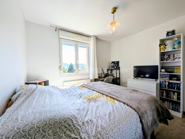 Cette maison mitoyenne de 81 m² a été bâtie en 2002 sur un terrain de 250 m² sur la commune de Rumilly, au sein d’une copropriété sécurisée et parfaitement entretenue, idéalement située à proximité des commodités et
offrant un cadre de vie agréable et fonctionnel.  

☀️ Grâce à son orientation Est, la maison bénéficie d’une agréable luminosité naturelle dès le matin.
🔥❄️ Le confort thermique est assuré par un système de chauffage électrique complété par un poêle à pellets piloté par thermostat ainsi qu’une climatisation réversible, garantissant un confort optimal été comme hiver.
🚗 La maison est accompagnée d'un garage et de trois places de parking 

Elle se compose de la manière suivante :

Au rez-de-chaussée :

✅ Une entrée
✅ Un accès au garage depuis l'intérieur
✅ Un bureau de 8,5 m² pouvant aisément être aménagé en chambre d’appoint, espace de télétravail selon vos besoins
✅Une cuisine ouverte avec ilot
✅ Un espace salon / salle à manger
✅ Un accès à la terrasse et au jardin

A l'étage : 

✅ Deux chambres
✅ Une salle d'eau
✅ Un Wc séparé

💧 Les charges de copropriété incluent également la consommation d’eau, offrant une gestion simplifiée et un meilleur confort au quotidien.

📞 Une opportunité à ne pas manquer ! Contactez-moi dès maintenant si ce bien répond à vos critères
