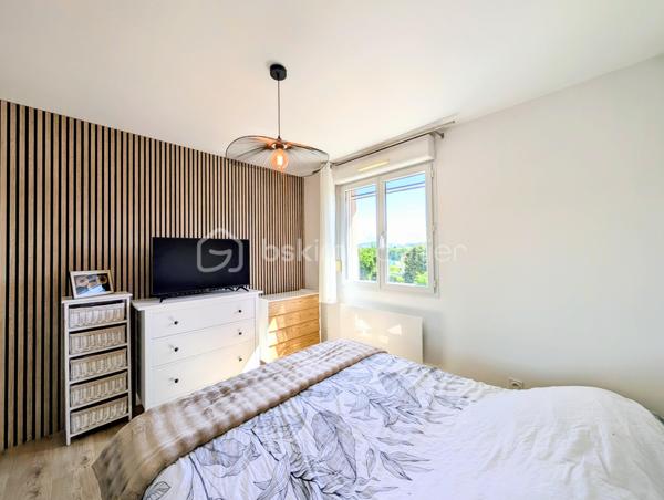 Cette maison mitoyenne de 81 m² a été bâtie en 2002 sur un terrain de 250 m² sur la commune de Rumilly, au sein d’une copropriété sécurisée et parfaitement entretenue, idéalement située à proximité des commodités et
offrant un cadre de vie agréable et fonctionnel.  

☀️ Grâce à son orientation Est, la maison bénéficie d’une agréable luminosité naturelle dès le matin.
🔥❄️ Le confort thermique est assuré par un système de chauffage électrique complété par un poêle à pellets piloté par thermostat ainsi qu’une climatisation réversible, garantissant un confort optimal été comme hiver.
🚗 La maison est accompagnée d'un garage et de trois places de parking 

Elle se compose de la manière suivante :

Au rez-de-chaussée :

✅ Une entrée
✅ Un accès au garage depuis l'intérieur
✅ Un bureau de 8,5 m² pouvant aisément être aménagé en chambre d’appoint, espace de télétravail selon vos besoins
✅Une cuisine ouverte avec ilot
✅ Un espace salon / salle à manger
✅ Un accès à la terrasse et au jardin

A l'étage : 

✅ Deux chambres
✅ Une salle d'eau
✅ Un Wc séparé

💧 Les charges de copropriété incluent également la consommation d’eau, offrant une gestion simplifiée et un meilleur confort au quotidien.

📞 Une opportunité à ne pas manquer ! Contactez-moi dès maintenant si ce bien répond à vos critères