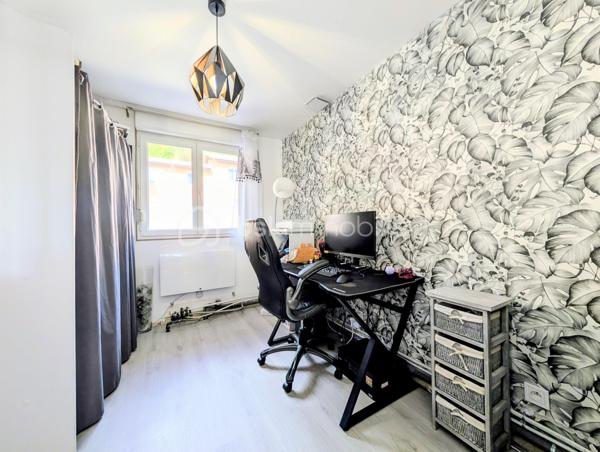 Cette maison mitoyenne de 81 m² a été bâtie en 2002 sur un terrain de 250 m² sur la commune de Rumilly, au sein d’une copropriété sécurisée et parfaitement entretenue, idéalement située à proximité des commodités et
offrant un cadre de vie agréable et fonctionnel.  

☀️ Grâce à son orientation Est, la maison bénéficie d’une agréable luminosité naturelle dès le matin.
🔥❄️ Le confort thermique est assuré par un système de chauffage électrique complété par un poêle à pellets piloté par thermostat ainsi qu’une climatisation réversible, garantissant un confort optimal été comme hiver.
🚗 La maison est accompagnée d'un garage et de trois places de parking 

Elle se compose de la manière suivante :

Au rez-de-chaussée :

✅ Une entrée
✅ Un accès au garage depuis l'intérieur
✅ Un bureau de 8,5 m² pouvant aisément être aménagé en chambre d’appoint, espace de télétravail selon vos besoins
✅Une cuisine ouverte avec ilot
✅ Un espace salon / salle à manger
✅ Un accès à la terrasse et au jardin

A l'étage : 

✅ Deux chambres
✅ Une salle d'eau
✅ Un Wc séparé

💧 Les charges de copropriété incluent également la consommation d’eau, offrant une gestion simplifiée et un meilleur confort au quotidien.

📞 Une opportunité à ne pas manquer ! Contactez-moi dès maintenant si ce bien répond à vos critères
