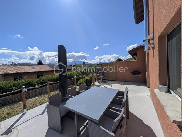 Cette maison mitoyenne de 81 m² a été bâtie en 2002 sur un terrain de 250 m² sur la commune de Rumilly, au sein d’une copropriété sécurisée et parfaitement entretenue, idéalement située à proximité des commodités et
offrant un cadre de vie agréable et fonctionnel.  

☀️ Grâce à son orientation Est, la maison bénéficie d’une agréable luminosité naturelle dès le matin.
🔥❄️ Le confort thermique est assuré par un système de chauffage électrique complété par un poêle à pellets piloté par thermostat ainsi qu’une climatisation réversible, garantissant un confort optimal été comme hiver.
🚗 La maison est accompagnée d'un garage et de trois places de parking 

Elle se compose de la manière suivante :

Au rez-de-chaussée :

✅ Une entrée
✅ Un accès au garage depuis l'intérieur
✅ Un bureau de 8,5 m² pouvant aisément être aménagé en chambre d’appoint, espace de télétravail selon vos besoins
✅Une cuisine ouverte avec ilot
✅ Un espace salon / salle à manger
✅ Un accès à la terrasse et au jardin

A l'étage : 

✅ Deux chambres
✅ Une salle d'eau
✅ Un Wc séparé

💧 Les charges de copropriété incluent également la consommation d’eau, offrant une gestion simplifiée et un meilleur confort au quotidien.

📞 Une opportunité à ne pas manquer ! Contactez-moi dès maintenant si ce bien répond à vos critères