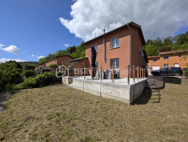 Cette maison mitoyenne de 81 m² a été bâtie en 2002 sur un terrain de 250 m² sur la commune de Rumilly, au sein d’une copropriété sécurisée et parfaitement entretenue, idéalement située à proximité des commodités et
offrant un cadre de vie agréable et fonctionnel.  

☀️ Grâce à son orientation Est, la maison bénéficie d’une agréable luminosité naturelle dès le matin.
🔥❄️ Le confort thermique est assuré par un système de chauffage électrique complété par un poêle à pellets piloté par thermostat ainsi qu’une climatisation réversible, garantissant un confort optimal été comme hiver.
🚗 La maison est accompagnée d'un garage et de trois places de parking 

Elle se compose de la manière suivante :

Au rez-de-chaussée :

✅ Une entrée
✅ Un accès au garage depuis l'intérieur
✅ Un bureau de 8,5 m² pouvant aisément être aménagé en chambre d’appoint, espace de télétravail selon vos besoins
✅Une cuisine ouverte avec ilot
✅ Un espace salon / salle à manger
✅ Un accès à la terrasse et au jardin

A l'étage : 

✅ Deux chambres
✅ Une salle d'eau
✅ Un Wc séparé

💧 Les charges de copropriété incluent également la consommation d’eau, offrant une gestion simplifiée et un meilleur confort au quotidien.

📞 Une opportunité à ne pas manquer ! Contactez-moi dès maintenant si ce bien répond à vos critères