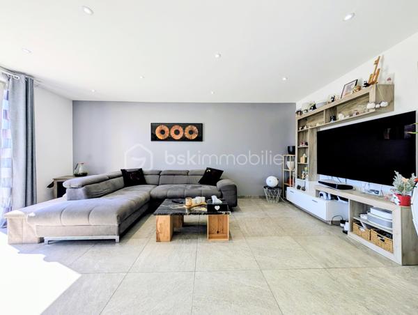 Cette maison mitoyenne de 81 m² a été bâtie en 2002 sur un terrain de 250 m² sur la commune de Rumilly, au sein d’une copropriété sécurisée et parfaitement entretenue, idéalement située à proximité des commodités et
offrant un cadre de vie agréable et fonctionnel.  

☀️ Grâce à son orientation Est, la maison bénéficie d’une agréable luminosité naturelle dès le matin.
🔥❄️ Le confort thermique est assuré par un système de chauffage électrique complété par un poêle à pellets piloté par thermostat ainsi qu’une climatisation réversible, garantissant un confort optimal été comme hiver.
🚗 La maison est accompagnée d'un garage et de trois places de parking 

Elle se compose de la manière suivante :

Au rez-de-chaussée :

✅ Une entrée
✅ Un accès au garage depuis l'intérieur
✅ Un bureau de 8,5 m² pouvant aisément être aménagé en chambre d’appoint, espace de télétravail selon vos besoins
✅Une cuisine ouverte avec ilot
✅ Un espace salon / salle à manger
✅ Un accès à la terrasse et au jardin

A l'étage : 

✅ Deux chambres
✅ Une salle d'eau
✅ Un Wc séparé

💧 Les charges de copropriété incluent également la consommation d’eau, offrant une gestion simplifiée et un meilleur confort au quotidien.

📞 Une opportunité à ne pas manquer ! Contactez-moi dès maintenant si ce bien répond à vos critères