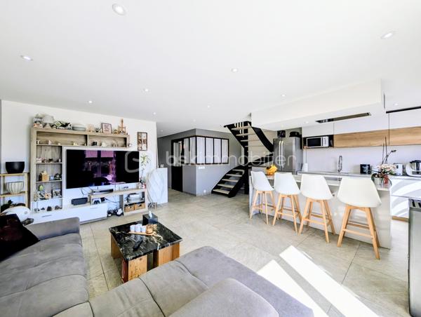 Cette maison mitoyenne de 81 m² a été bâtie en 2002 sur un terrain de 250 m² sur la commune de Rumilly, au sein d’une copropriété sécurisée et parfaitement entretenue, idéalement située à proximité des commodités et
offrant un cadre de vie agréable et fonctionnel.  

☀️ Grâce à son orientation Est, la maison bénéficie d’une agréable luminosité naturelle dès le matin.
🔥❄️ Le confort thermique est assuré par un système de chauffage électrique complété par un poêle à pellets piloté par thermostat ainsi qu’une climatisation réversible, garantissant un confort optimal été comme hiver.
🚗 La maison est accompagnée d'un garage et de trois places de parking 

Elle se compose de la manière suivante :

Au rez-de-chaussée :

✅ Une entrée
✅ Un accès au garage depuis l'intérieur
✅ Un bureau de 8,5 m² pouvant aisément être aménagé en chambre d’appoint, espace de télétravail selon vos besoins
✅Une cuisine ouverte avec ilot
✅ Un espace salon / salle à manger
✅ Un accès à la terrasse et au jardin

A l'étage : 

✅ Deux chambres
✅ Une salle d'eau
✅ Un Wc séparé

💧 Les charges de copropriété incluent également la consommation d’eau, offrant une gestion simplifiée et un meilleur confort au quotidien.

📞 Une opportunité à ne pas manquer ! Contactez-moi dès maintenant si ce bien répond à vos critères