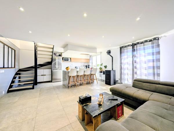 Cette maison mitoyenne de 81 m² a été bâtie en 2002 sur un terrain de 250 m² sur la commune de Rumilly, au sein d’une copropriété sécurisée et parfaitement entretenue, idéalement située à proximité des commodités et
offrant un cadre de vie agréable et fonctionnel.  

☀️ Grâce à son orientation Est, la maison bénéficie d’une agréable luminosité naturelle dès le matin.
🔥❄️ Le confort thermique est assuré par un système de chauffage électrique complété par un poêle à pellets piloté par thermostat ainsi qu’une climatisation réversible, garantissant un confort optimal été comme hiver.
🚗 La maison est accompagnée d'un garage et de trois places de parking 

Elle se compose de la manière suivante :

Au rez-de-chaussée :

✅ Une entrée
✅ Un accès au garage depuis l'intérieur
✅ Un bureau de 8,5 m² pouvant aisément être aménagé en chambre d’appoint, espace de télétravail selon vos besoins
✅Une cuisine ouverte avec ilot
✅ Un espace salon / salle à manger
✅ Un accès à la terrasse et au jardin

A l'étage : 

✅ Deux chambres
✅ Une salle d'eau
✅ Un Wc séparé

💧 Les charges de copropriété incluent également la consommation d’eau, offrant une gestion simplifiée et un meilleur confort au quotidien.

📞 Une opportunité à ne pas manquer ! Contactez-moi dès maintenant si ce bien répond à vos critères